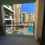 Apartment New 3 Bed With Communal Pool