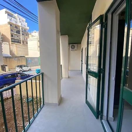 New 3 Bed With Communal Pool *