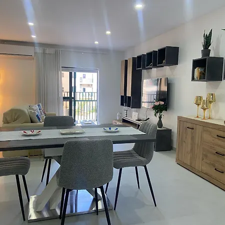 New 3 Bed With Communal Pool