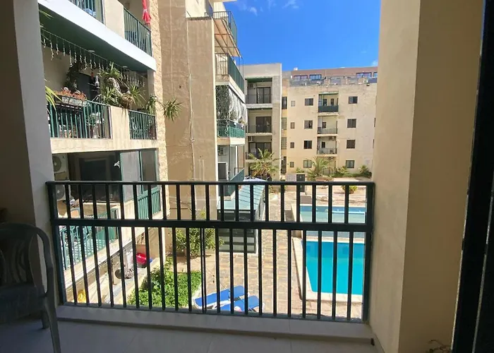 Apartment New 3 Bed With Communal Pool