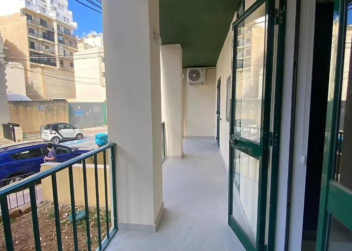 New 3 Bed With Communal Pool *