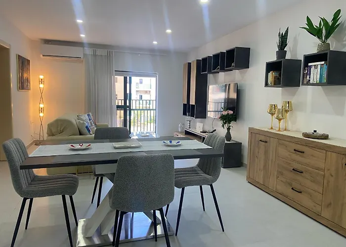 New 3 Bed With Communal Pool